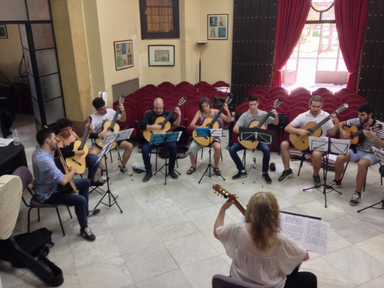 Concierto de la joven orquesta de guitarras de Juventudes Musicales