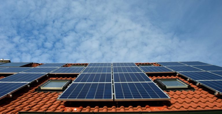 Cómo calcular las placas solares necesarias para una casa
