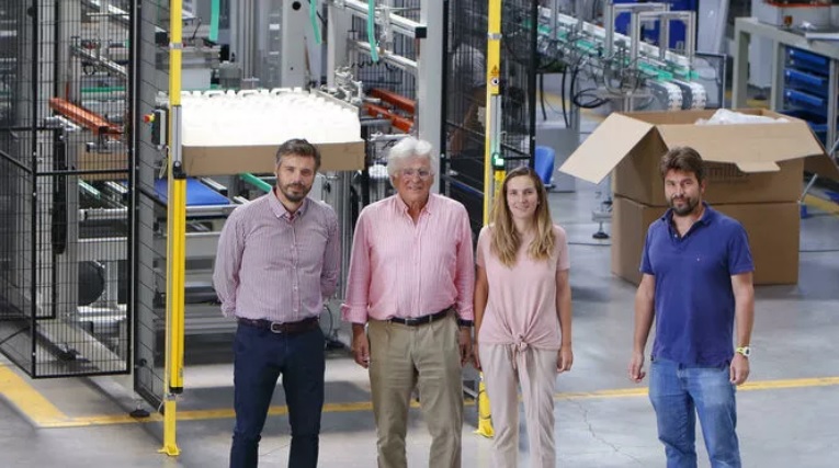 Una empresa de Palomares lanza una máquina para fabricar 120 mascarillas por minuto