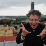 Luciano-Miotto-cantor-Arjona-azotea_1461463924_120787971_667x375