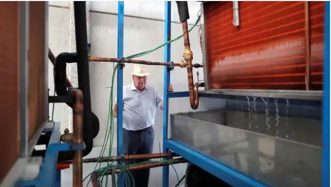 Un ingeniero español de 82 años inventa una máquina que extrae agua potable del aire