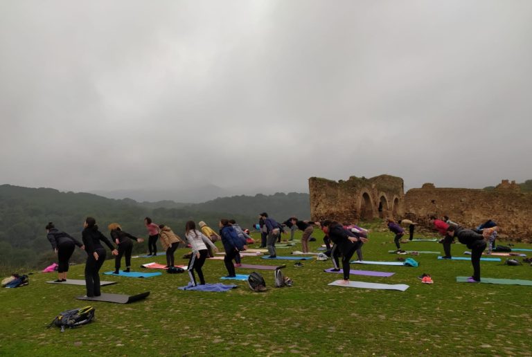 Ruta de senderismo y clase de yoga