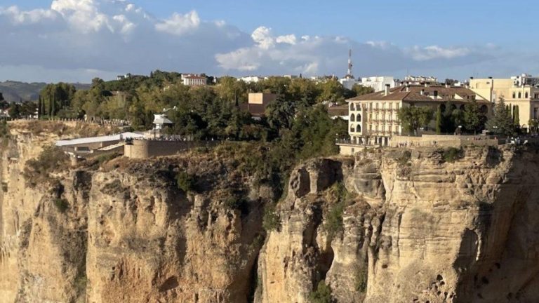 Senderismo: Monumental por la Ronda Antigua