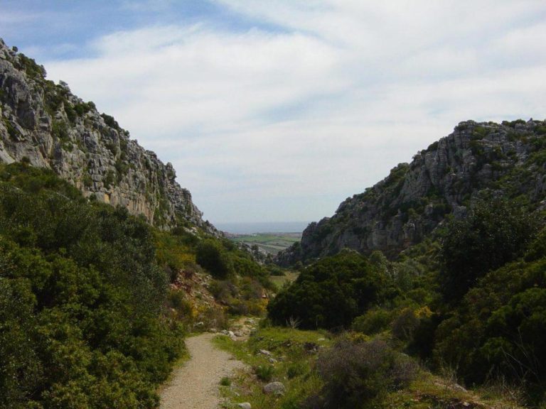 Torcal y Canuto de la Utrera con los baños de la Hedionda