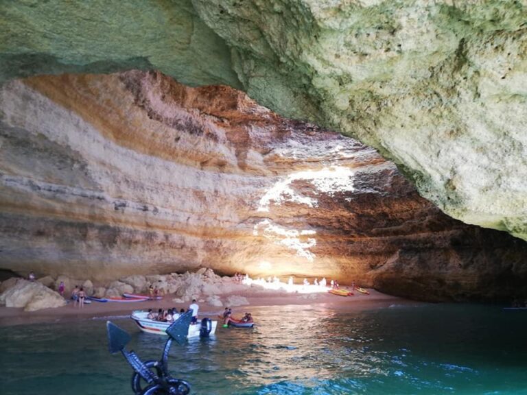 Acantilados del Algarve con barco nivel uno