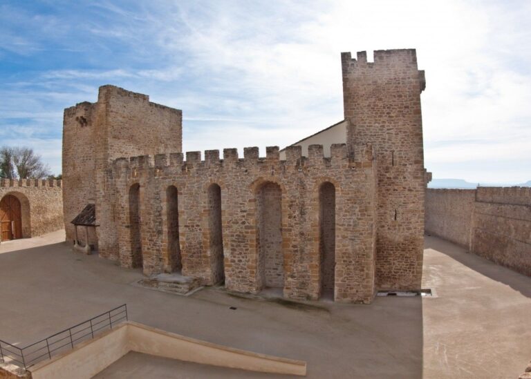 Castillo fortaleza de Lopera (Jaén)